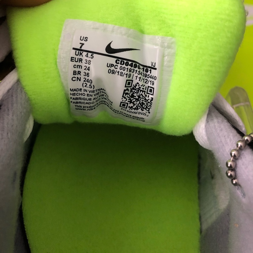 Air Max 90 volt 7(womens) 5.5(men)